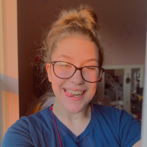 Meet your Posher, Danielle - Picture 1 of 1